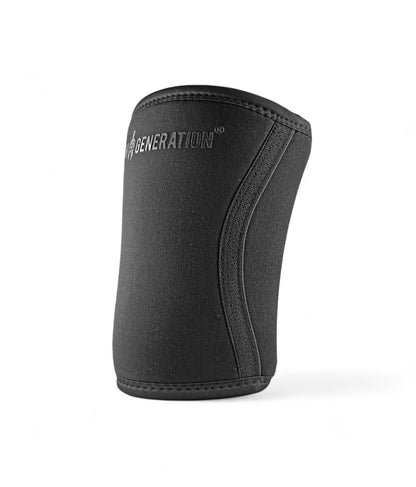 Ellenbogenbandage Kraftsport aus 7mm Neopren in Schwarz, Frontansicht mit Gym Generation Logo in Schwarz