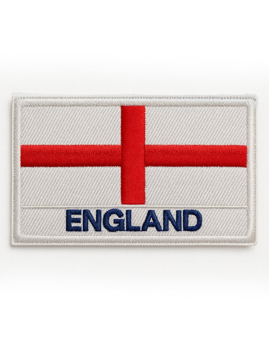 England Flag Patch mit St. George Cross, hochwertiger Stickpatch mit rotem Kreuz und blauem England-Schriftzug auf weissem Hintergrund, ideal für Rucksäcke, Tactical Gear, Sportfans und UK-Community.