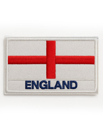 England Flag Patch mit St. George Cross, hochwertiger Stickpatch mit rotem Kreuz und blauem England-Schriftzug auf weissem Hintergrund, ideal für Rucksäcke, Tactical Gear, Sportfans und UK-Community.