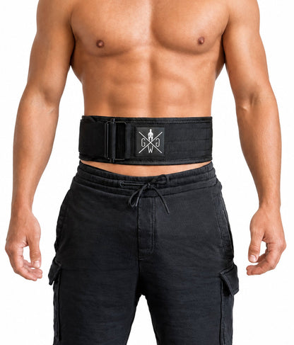 Athlet trägt schwarzen Gym Generation Fitness Gürtel mit Klettverschluss für Core Support beim Krafttraining und Gym Training