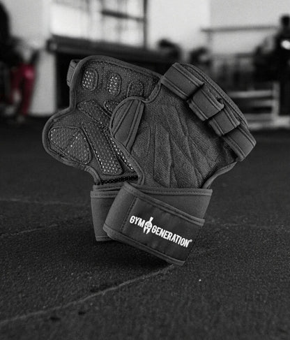 Rutschfeste Fitness Handschuhe von Gym Generation mit ergonomischem Design und Handgelenkbandagen.