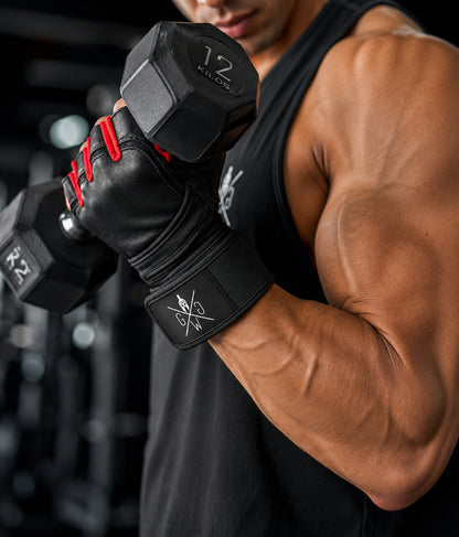Fitness Handschuhe mit Handgelenkbandage aus schwarzem Leder mit roten Fingern beim Bizeps-Curl mit Kurzhantel, Gym Warriors Logo am Handgelenk