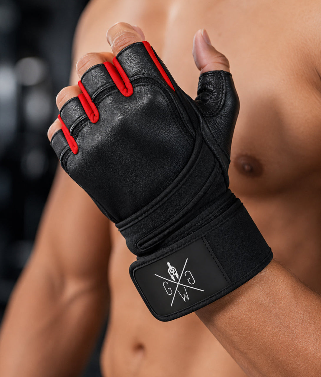Fitness Handschuhe mit Handgelenkbandage aus schwarzem Leder mit roten Fingeransätzen am Handgelenk getragen, Gym Warriors Logo in Weiss