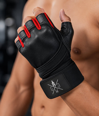 Fitness Handschuhe mit Handgelenkbandage aus schwarzem Leder mit roten Fingeransätzen am Handgelenk getragen, Gym Warriors Logo in Weiss