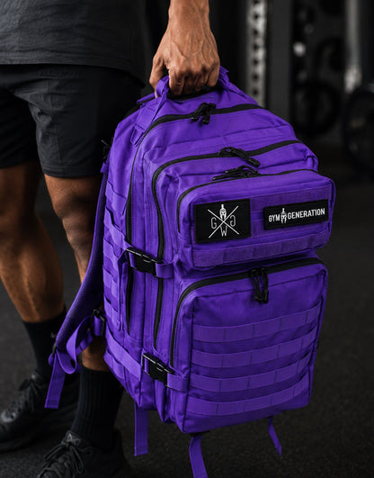 Gym Generation Fitness Rucksack Retro Purple in Violett, getragen von Athlet im Gym mit MOLLE-System und Patches