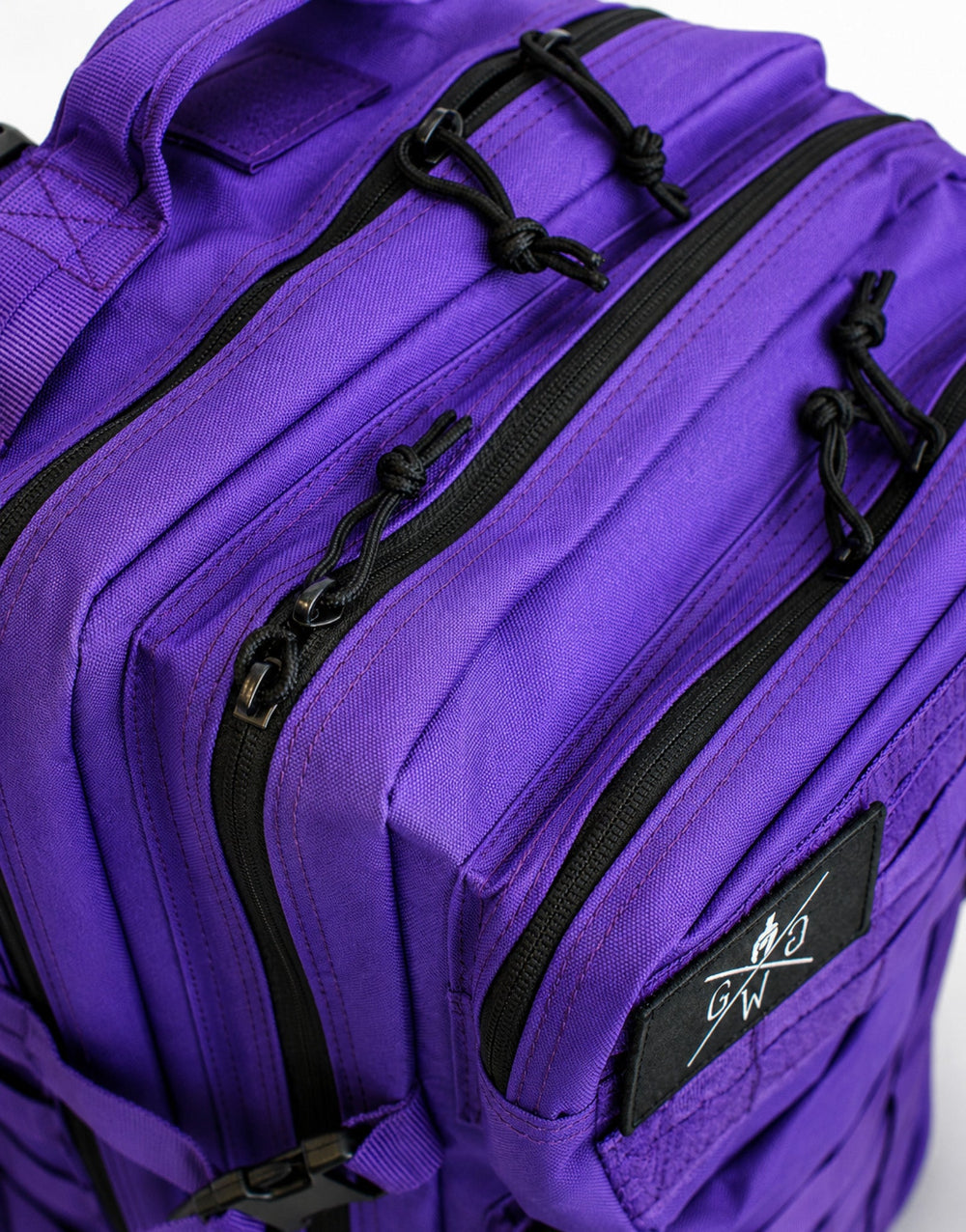 Gym Generation Fitness Rucksack Retro Purple in Violett, Detailansicht mit schwarzen Reissverschlüssen, Griff und robustem Stoff