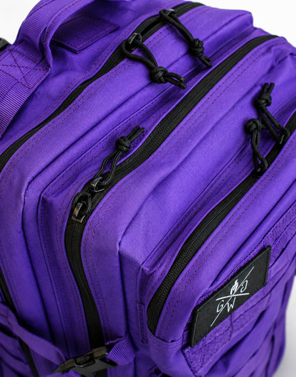 Gym Generation Fitness Rucksack Retro Purple in Violett, Detailansicht mit schwarzen Reissverschlüssen, Griff und robustem Stoff