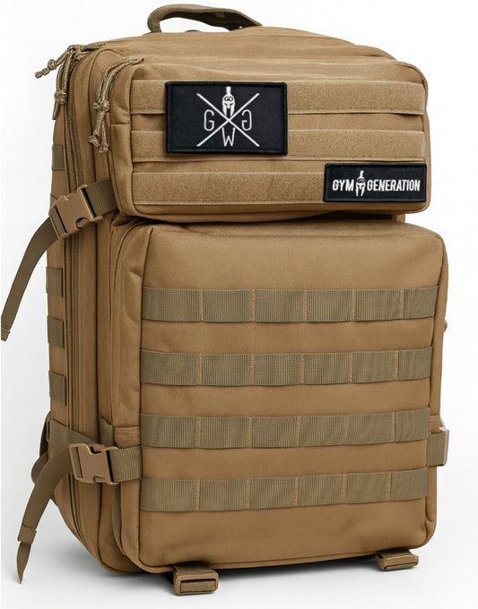 Gym Generation Adventurer Fitness Rucksack in Sahara Beige in Schrägansicht mit MOLLE-Panel, Fronttasche und Kompressionsriemen – robuster Gym- und Outdoor-Backpack für Training, Reisen und Alltag