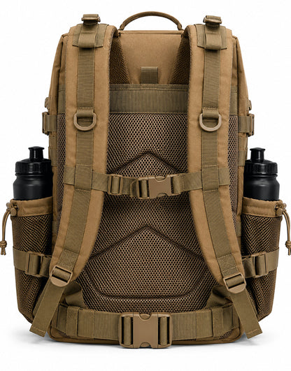 Gym Rucksack Adventurer in Sahara Beige, Rückansicht mit gepolsterten S-Form-Schultergurten, belüftetem Mesh-Rücken, Brust- und Hüftgurt