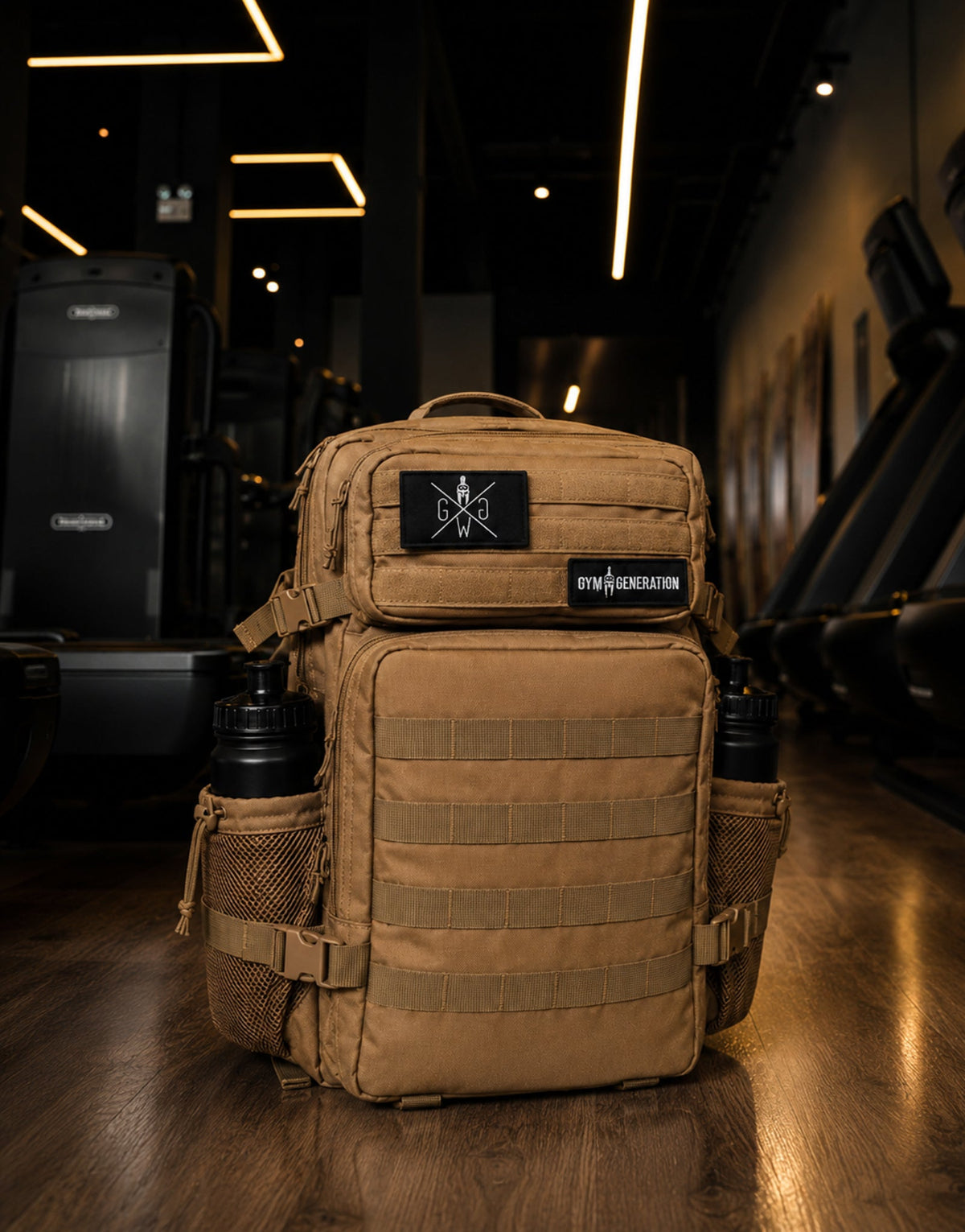 Gym Generation Fitness Rucksack Adventurer in Sahara Beige, stehend im Fitnessstudio mit MOLLE-System, Patches und seitlichen Flaschenfächern