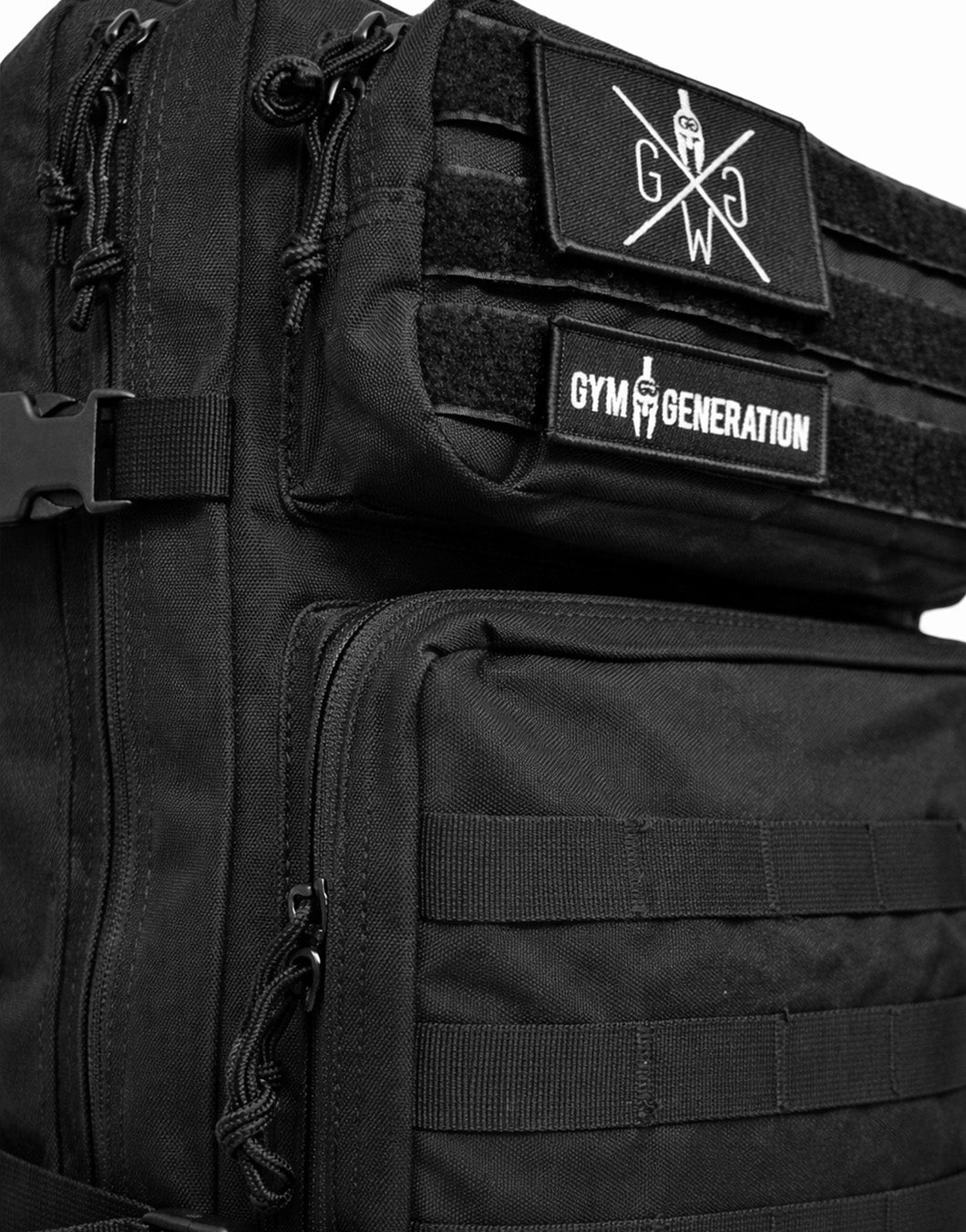 Gym Generation Tactical Fitness Rucksack Detailaufnahme in Schwarz – hochwertige Klett-Patches, verstärktes MOLLE-System, robuste Reißverschlüsse und Heavy-Duty Material für Gym, Krafttraining, Crossfit, Outdoor, Survival und Travel
