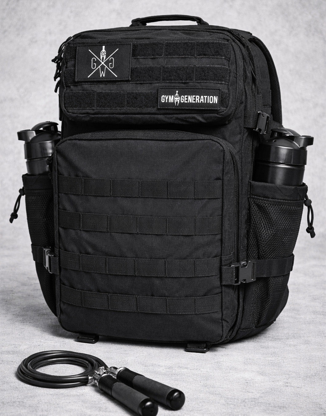 Gym Generation Tactical Fitness Rucksack Schwarz mit MOLLE-System, seitlichen Flaschenhaltern, robustem Material und Springseil – leistungsstarker Gym-, Cross-Training- & Outdoor-Rucksack für Krafttraining, Functional Fitness, Travel und Alltag
