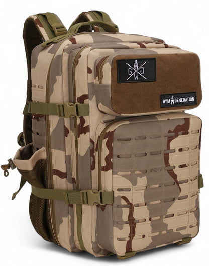 Gym Generation Fitness Rucksack Explorer in Desert Camo, schräge Frontansicht mit Laser-Cut-MOLLE, Patches und Seitenfach