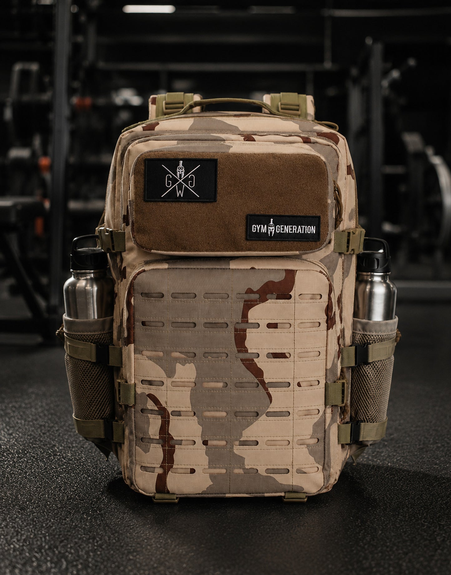 Gym Generation Fitness Rucksack Explorer in Desert Camo, freistehend im Gym mit Laser-Cut-MOLLE, Patches und seitlichen Flaschenfächern