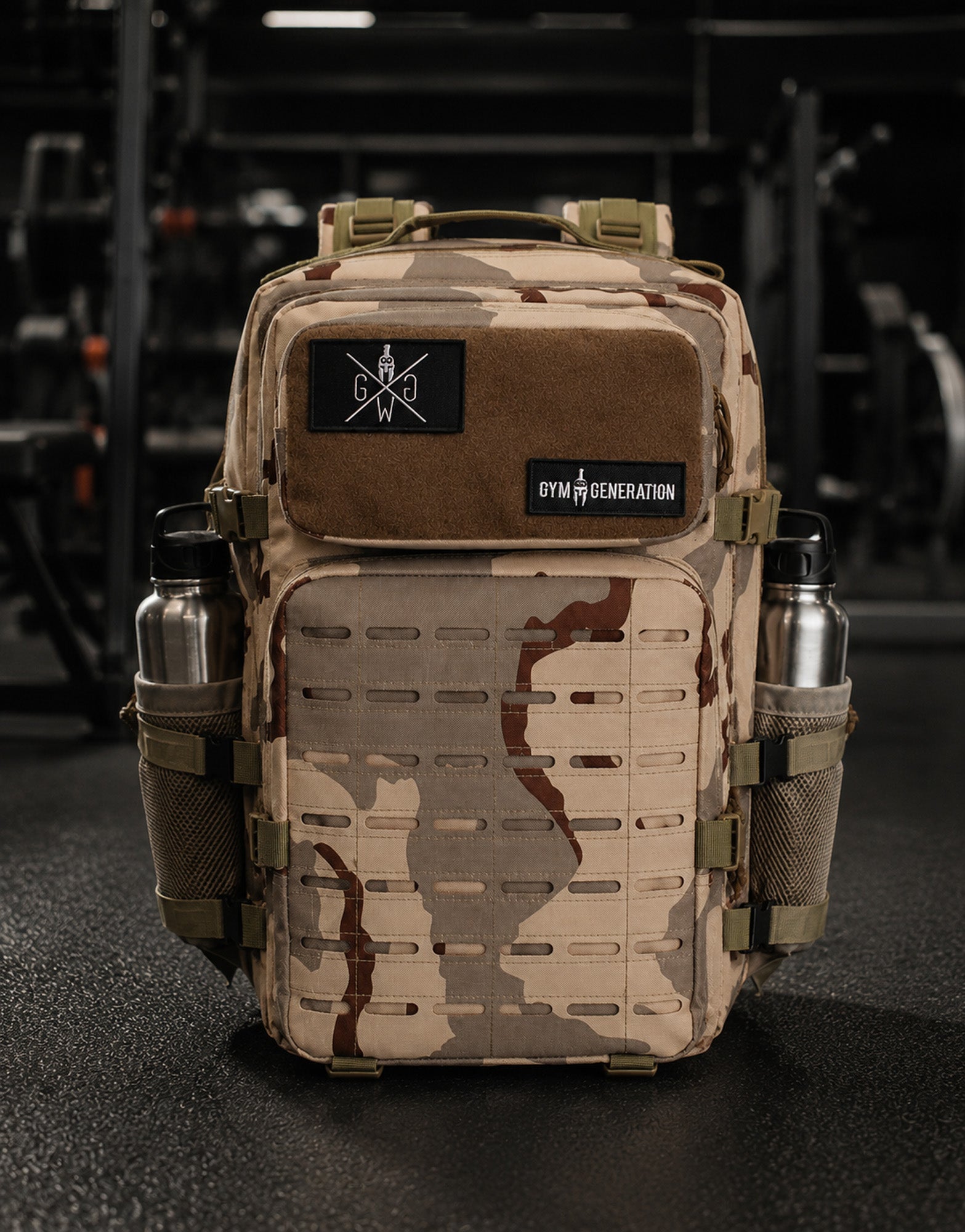 Gym Generation Fitness Rucksack Explorer in Desert Camo, freistehend im Gym mit Laser-Cut-MOLLE, Patches und seitlichen Flaschenfächern