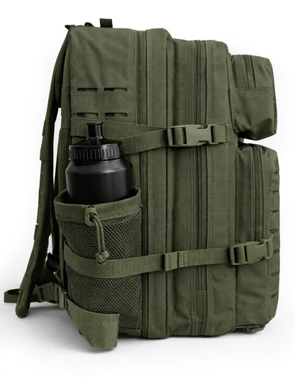 Olivgrüner Fitness-Rucksack von Gym Generation, Seitenansicht mit Flaschenhalter, 45 L Volumen, robustes Outdoor-Design.