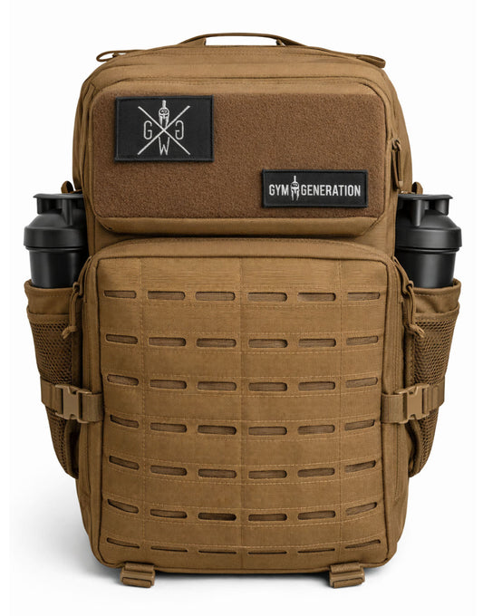 Beiger Fitness-Rucksack von Gym Generation mit 45 L Volumen, Frontansicht mit Klettfläche für Patches und seitlichen Flaschenhaltern.