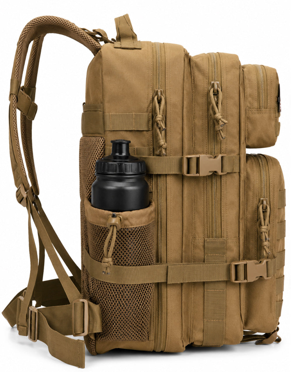 Fitness Rucksack Adventurer in Sahara Beige von Gym Generation, Seitenansicht mit seitlicher Mesh-Flaschentasche, Trinkflasche, MOLLE-Gurtband und Kompressionsriemen