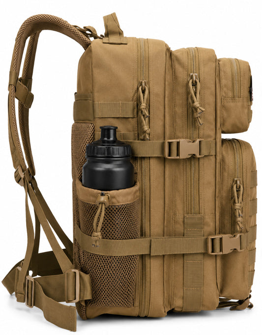 Fitness Rucksack Adventurer in Sahara Beige von Gym Generation, Seitenansicht mit seitlicher Mesh-Flaschentasche, Trinkflasche, MOLLE-Gurtband und Kompressionsriemen