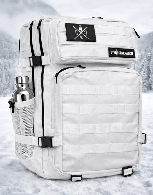 Gym Generation weisser Tactical Gym Rucksack 45L in winterlicher Outdoor-Landschaft – robuster Fitness-, Reise- & Adventure-Rucksack mit MOLLE-System, Patch-Klettfläche und maximaler Performance für Training, Travel & Extreme Conditions