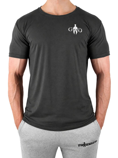 Dunkelgraues Fitness Shirt Herren von Gym Generation in Frontansicht mit kleinem weissem Club Logo auf der Brust