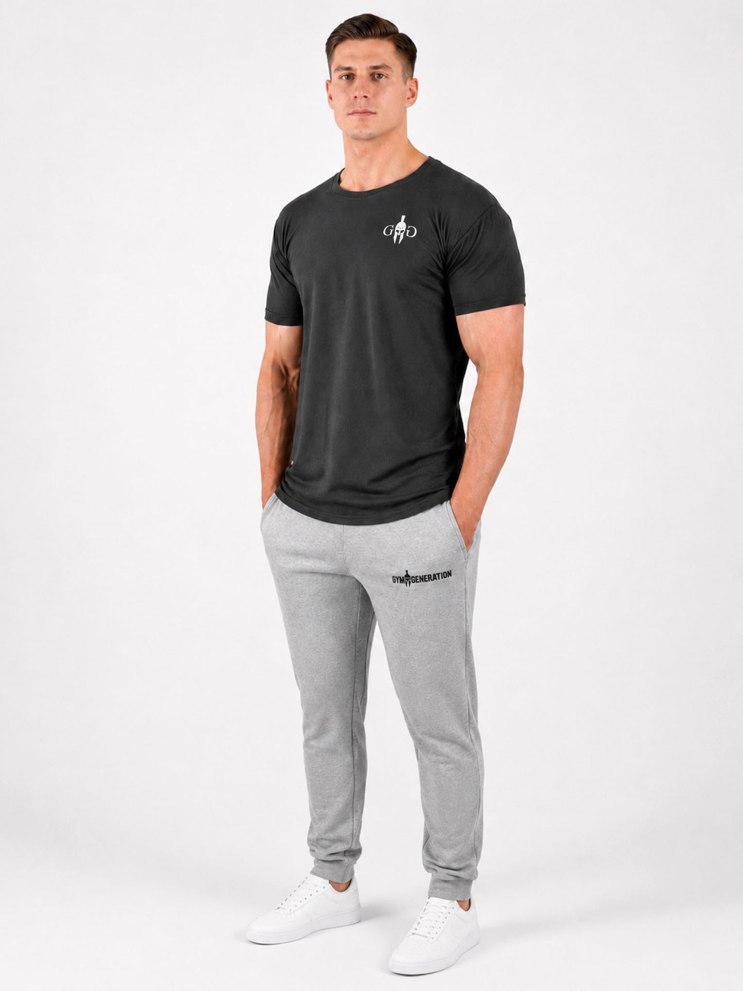 Dunkelgraues Gym T-Shirt Herren von Gym Generation am Model in kompletter Frontansicht mit weissem Brustlogo und sportlichem Athletic Fit