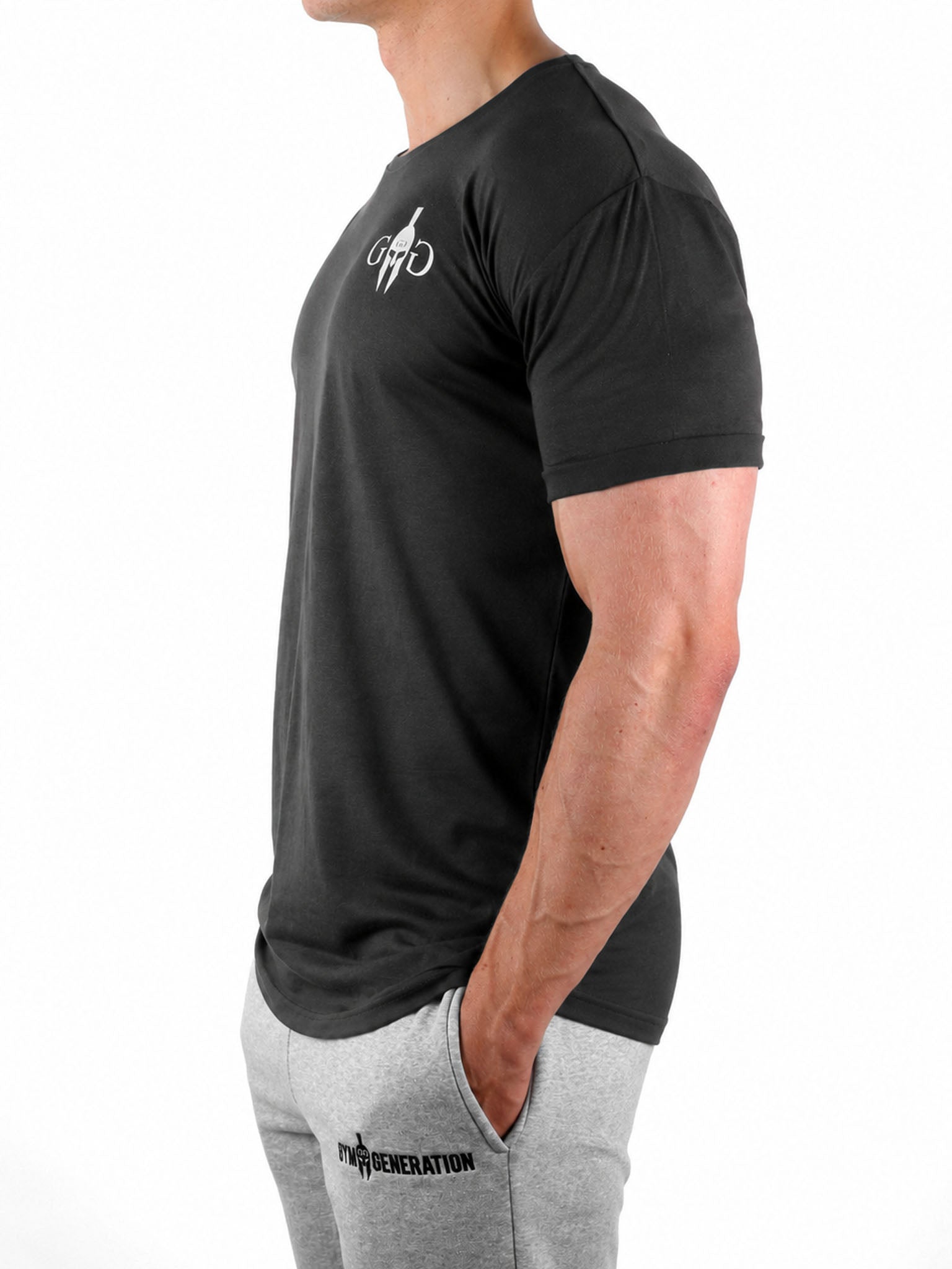 Seitliche Ansicht vom dunkelgrauen Gym Generation Fitness Shirt Herren mit weissem Brustlogo und sportlichem Schnitt