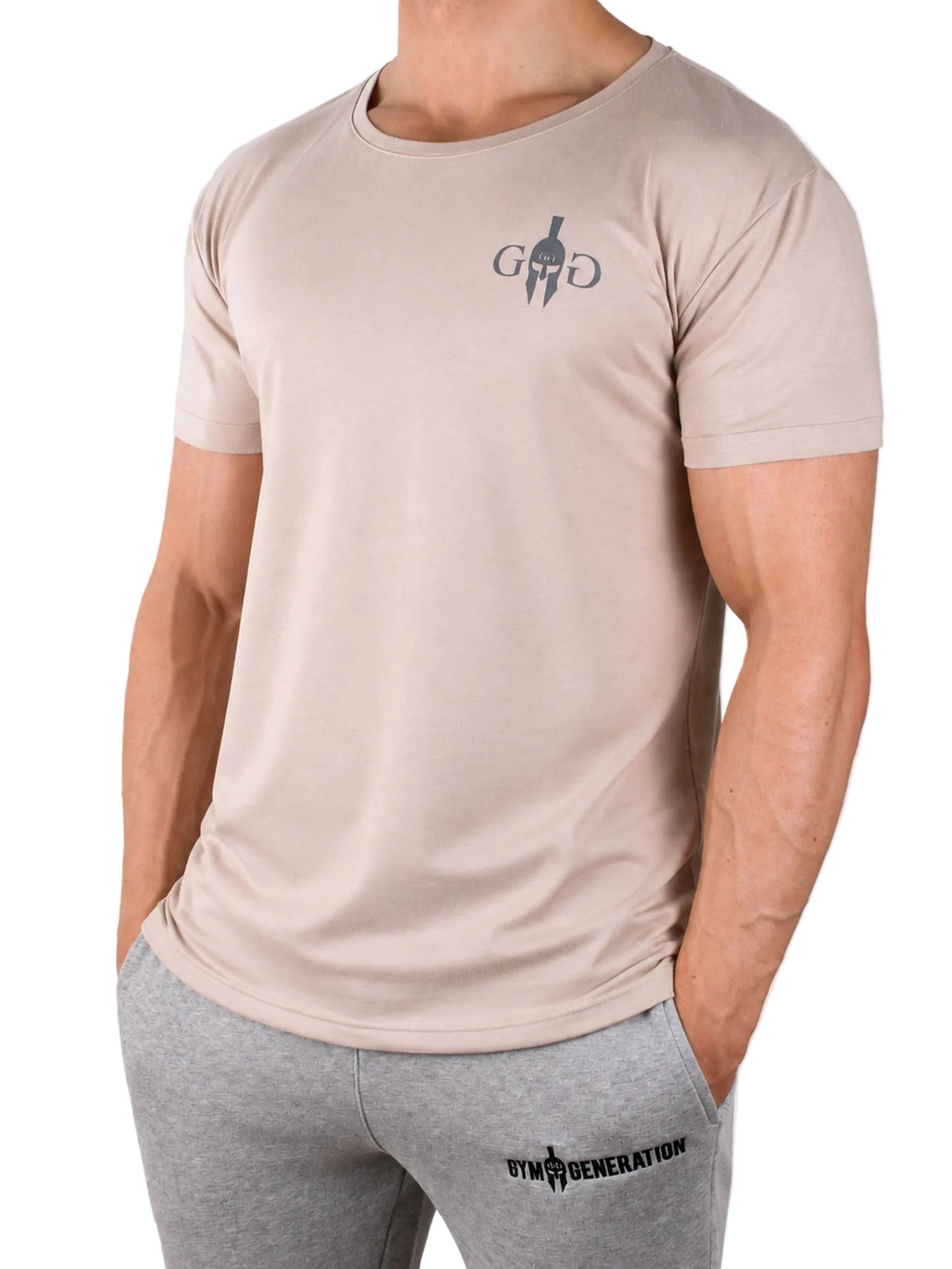 Beiges Fitness T-Shirt 'Club' für Herren von Gym Generation – Frontansicht mit Spartaner-Emblem und GG-Initialen auf der Brust, aus leichter Baumwollmischung