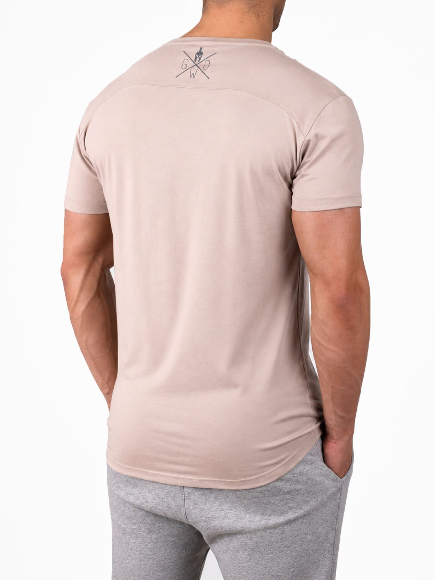 Fitness T-Shirt Herren Beige 'Club' von Gym Generation in seitlicher Rückenansicht – Gym Generation Logo im Nacken, athletischer Schnitt mit hochgekrempelten Ärmeln im Dreiviertelprofil