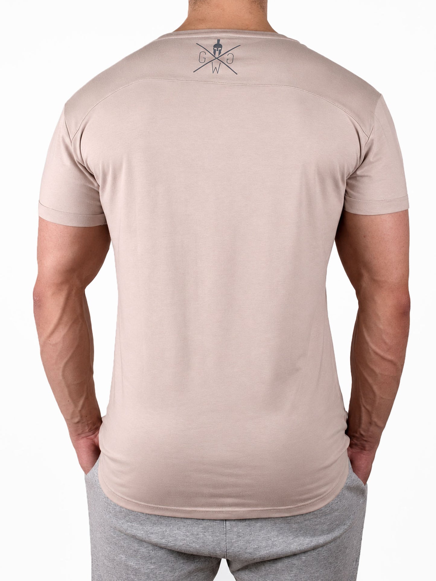 Fitness T-Shirt Herren Beige 'Club' von Gym Generation in der Rückenansicht – Gym Generation Logo im Nacken, cleaner Rücken und athletischer Schnitt für Gym und Alltag