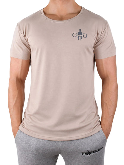 Fitness T-Shirt Herren Beige 'Club' von Gym Generation in gerader Frontansicht – dezentes Spartaner-Emblem auf der Brust, athletischer Schnitt für Gym und Alltag