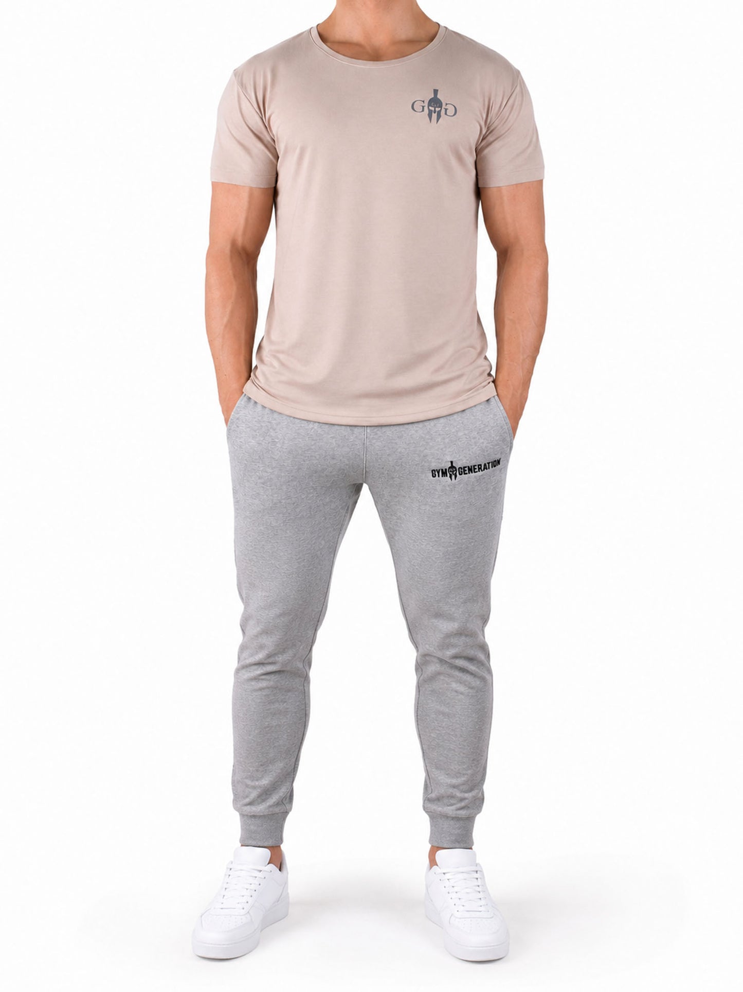 Fitness T-Shirt Herren Beige 'Club' von Gym Generation in Ganzkörperansicht – kombiniert mit grauem Jogger und weissen Sneakers, athletischer Fit für Gym und Streetwear