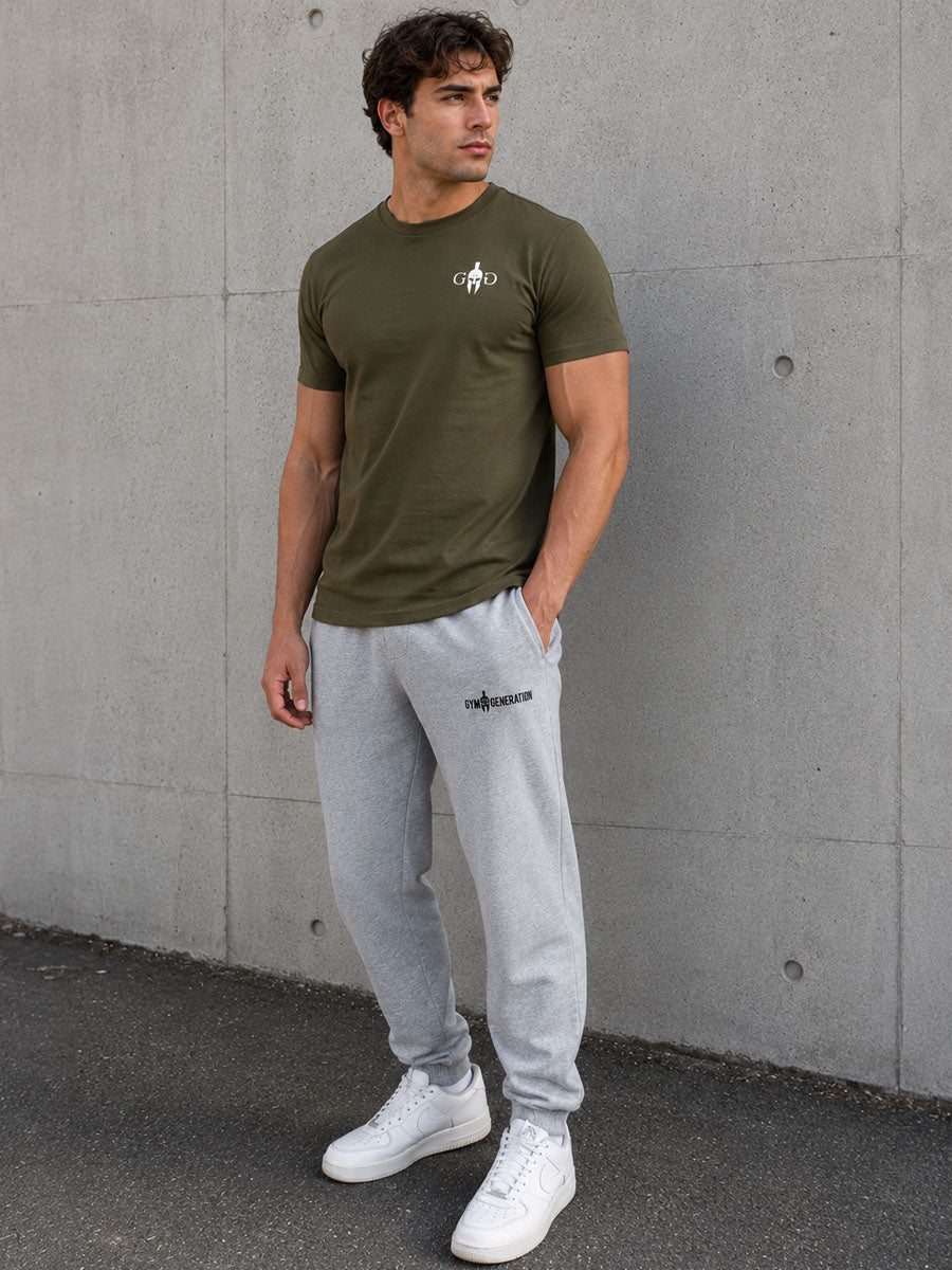 Olives Fitness Shirt Herren von Gym Generation im sportlichen Streetstyle-Look, athletic Fit mit weissem Brustlogo, grauer Jogginghose und weissen Sneakers