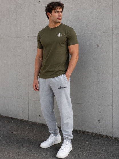 Olives Fitness Shirt Herren von Gym Generation im sportlichen Streetstyle-Look, athletic Fit mit weissem Brustlogo, grauer Jogginghose und weissen Sneakers