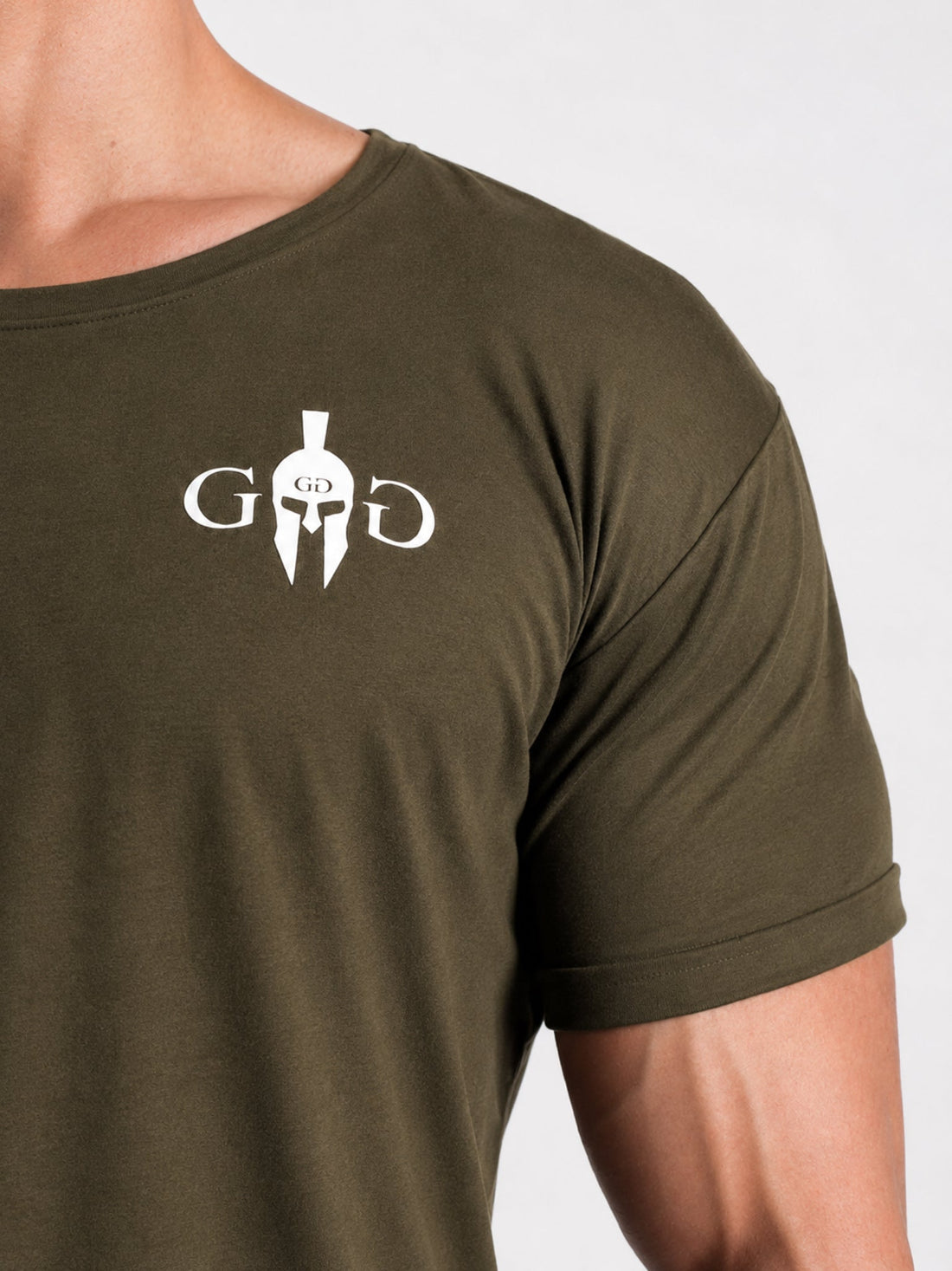 Olives Fitness Shirt Herren von Gym Generation im Close-up mit weissem Club Brustlogo und athletischer Passform
