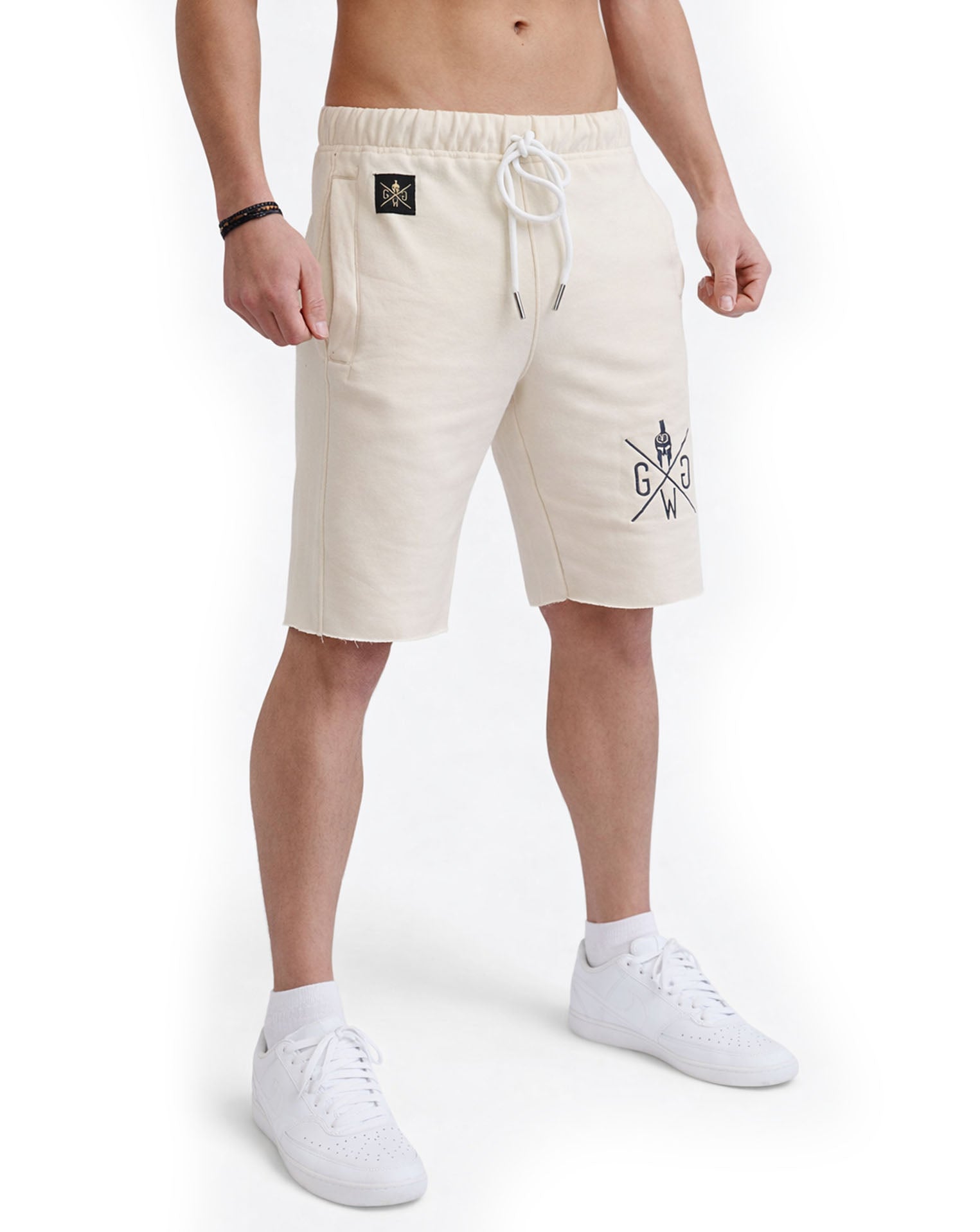 Gym Shorts beige Herren von Gym Generation am Model – kurze Fitness Shorts mit Kordelzug für Gym, Training, Bodybuilding und Freizeit