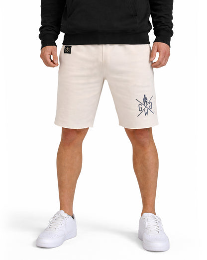 Beige Gym Shorts Herren von Gym Generation in Frontansicht im Outfit – sportliche Fitness Shorts am Model kombiniert mit schwarzem Hoodie und weißen Sneakers