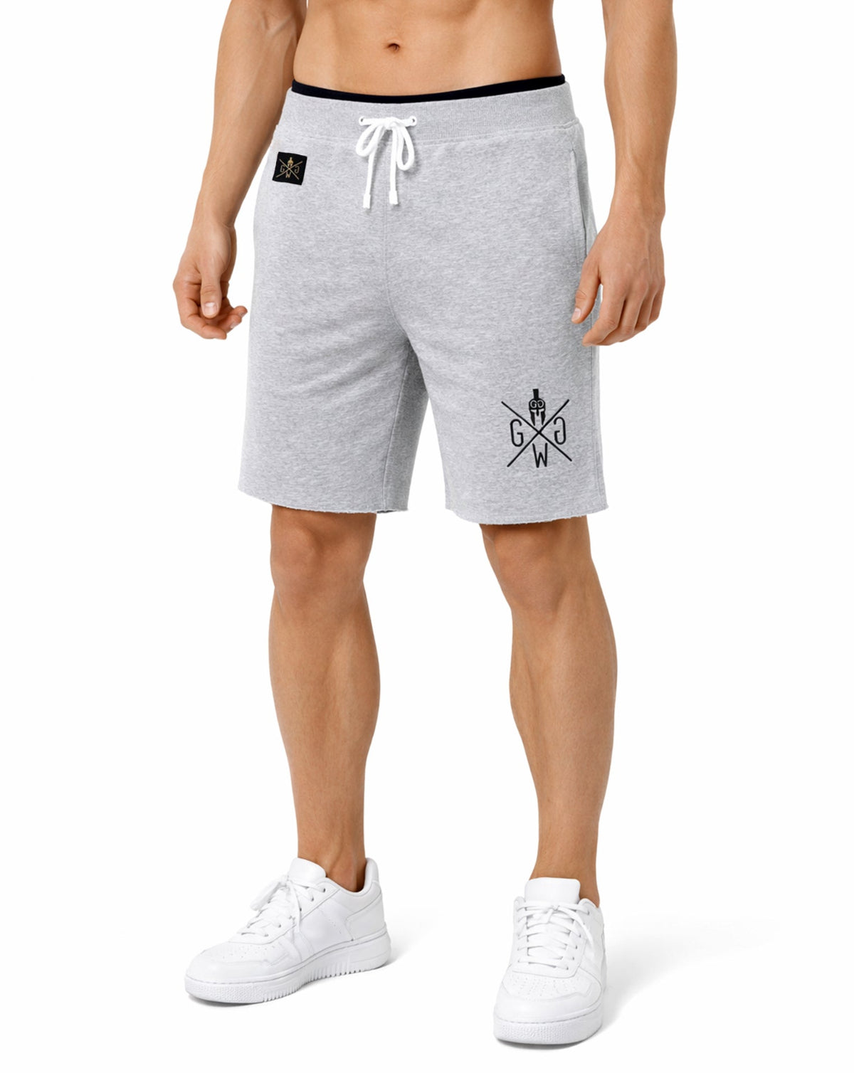 Graue Fitness Shorts für Herren von Gym Generation am Model in voller Ansicht – mit weißem Kordelzug, schwarzem Logo und sportlich geradem Fit