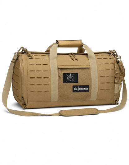 Gym Generation Fitness Sporttasche Maverick in Beige, schräge Ansicht mit Tragegriffen, Schultergurt, Patches und Laser-Cut-MOLLE