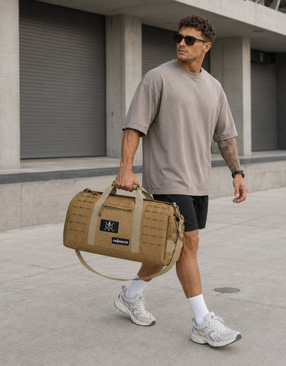 Model in Los Angeles mit beige Gym Generation Sporttasche Maverick – robuste Fitness Tasche mit Schultergurt, Schuhfach und funktionalem Design