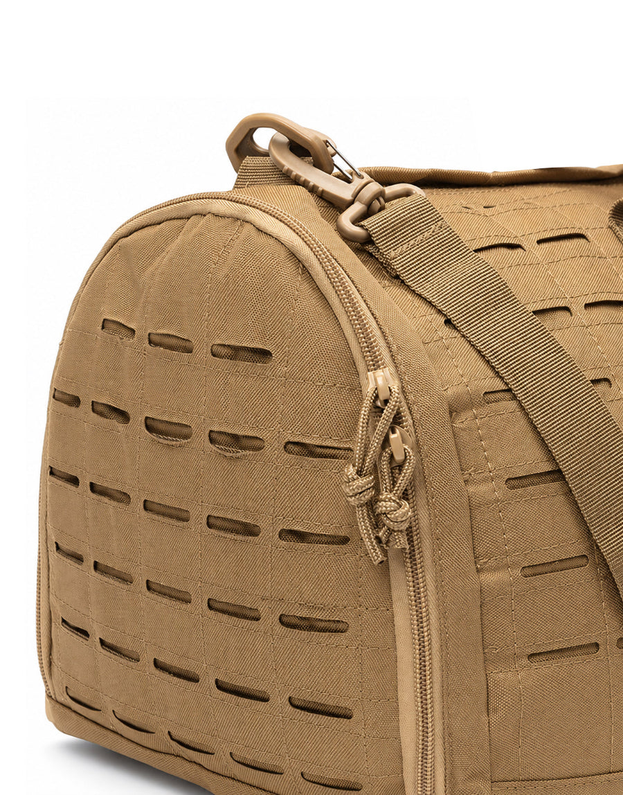 Gym Generation Fitness Sporttasche Maverick in Beige, Detailansicht mit Reissverschluss, Schultergurt, Karabiner und Laser-Cut-MOLLE