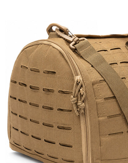 Gym Generation Fitness Sporttasche Maverick in Beige, Detailansicht mit Reissverschluss, Schultergurt, Karabiner und Laser-Cut-MOLLE