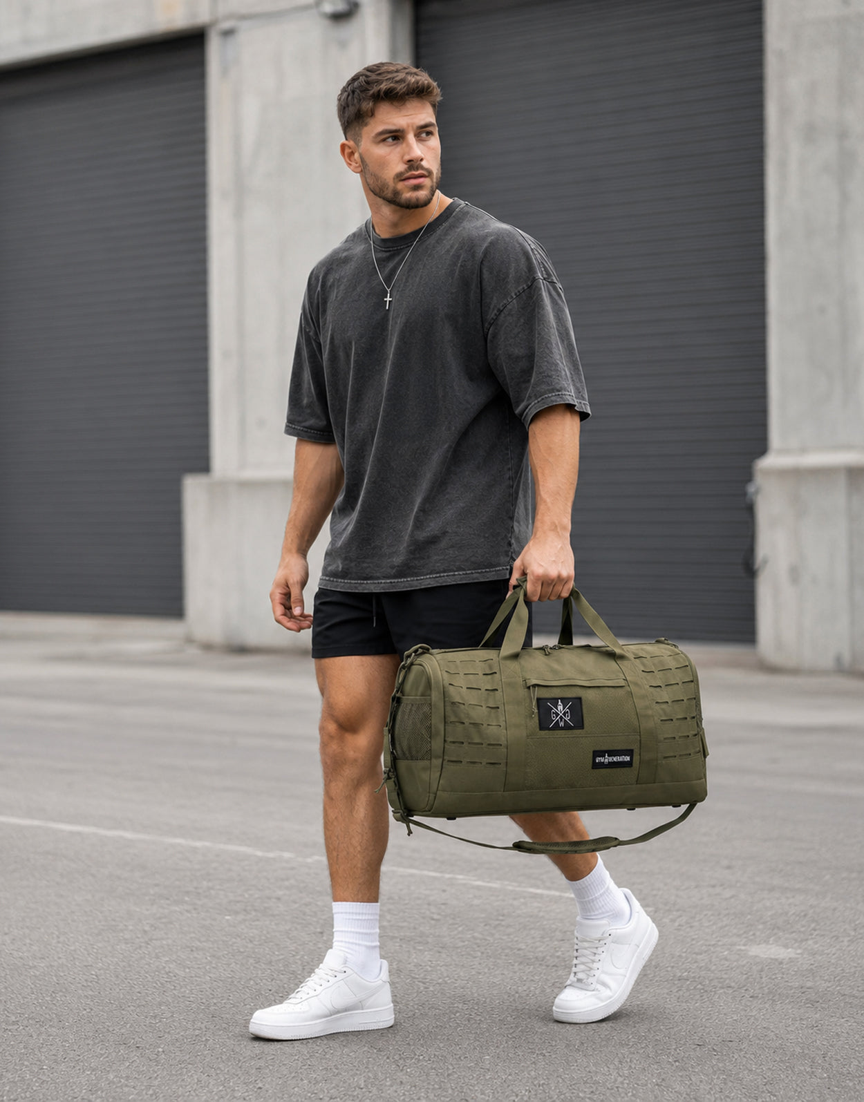 Gym Generation Fitness Sporttasche Maverick in Olive, getragen von Athlet Outdoor mit Tragegriffen, Laser-Cut-MOLLE und robustem Trainingsdesign