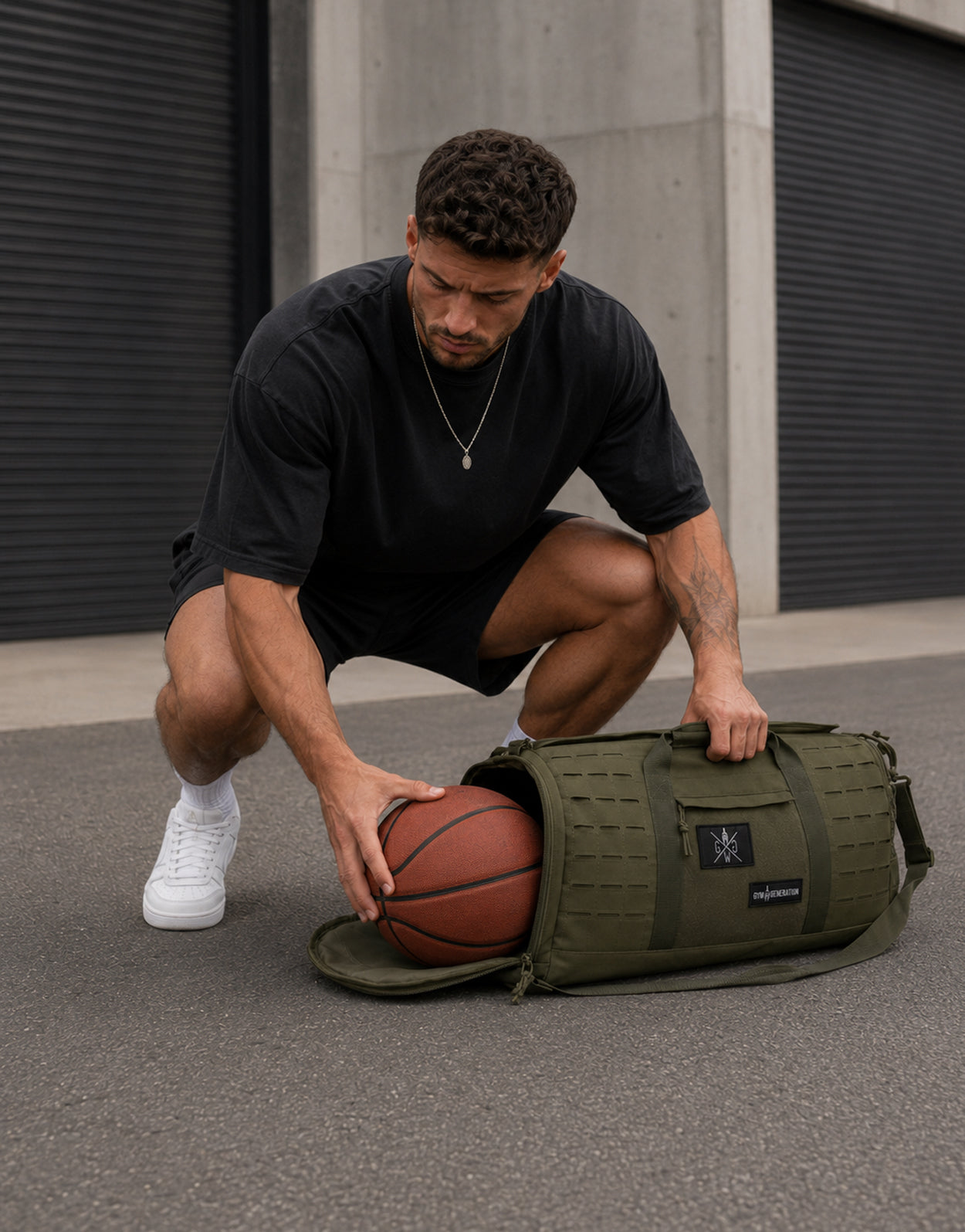 Gym Generation Fitness Sporttasche Maverick in Olive mit separatem Schuhfach, Basketball und Athlet Outdoor, robuste Gym Tasche mit Laser-Cut-MOLLE