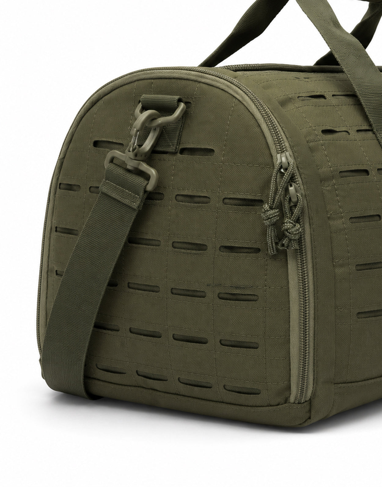Gym Generation Fitness Sporttasche Maverick in Olive, Detailansicht mit Schultergurt, Reissverschluss, Karabiner und Laser-Cut-MOLLE