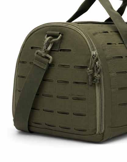 Gym Generation Fitness Sporttasche Maverick in Olive, Detailansicht mit Schultergurt, Reissverschluss, Karabiner und Laser-Cut-MOLLE