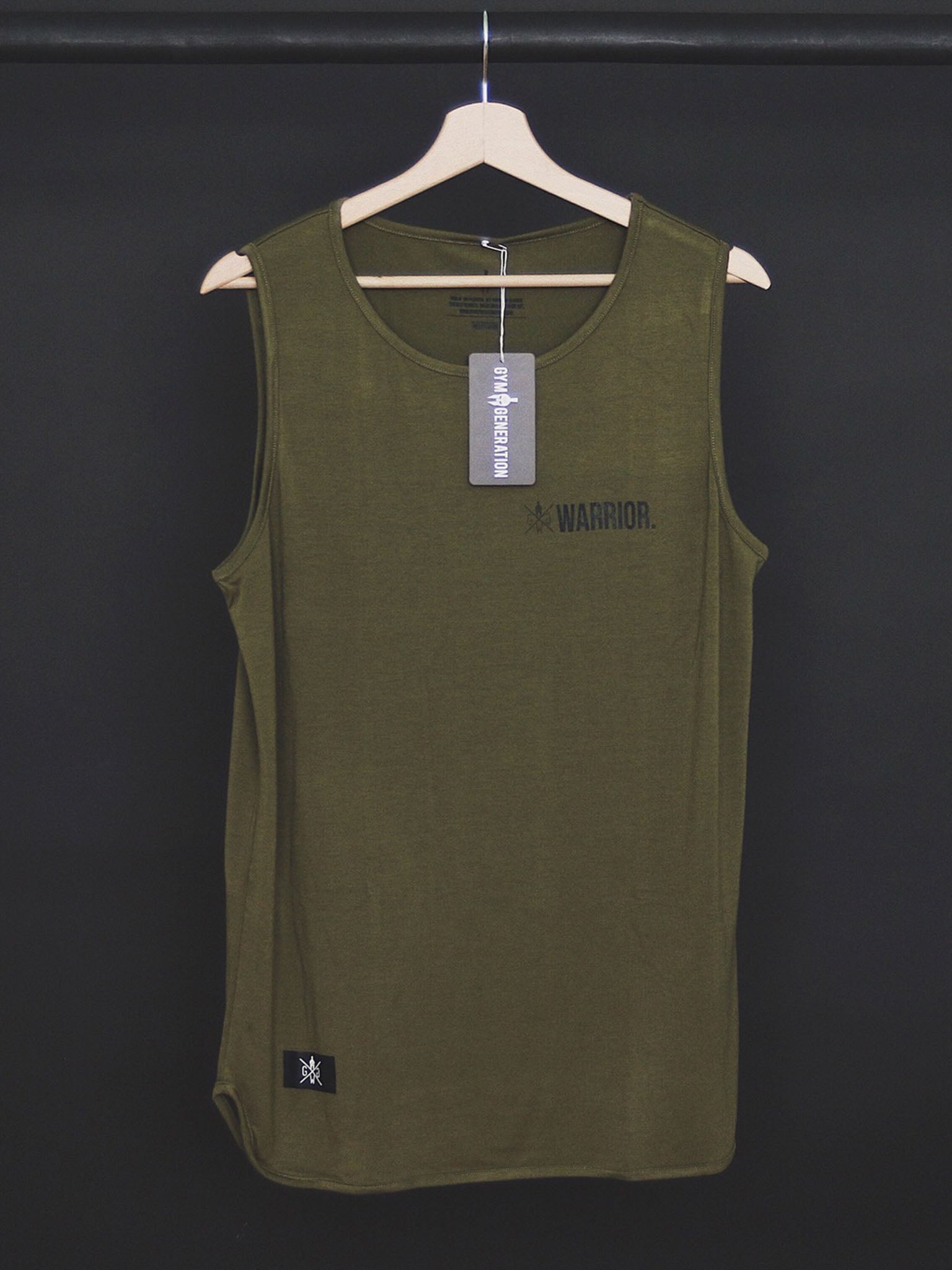 Gym Generation Fitness Tank Top Warrior in Olive, Vorderseite auf einem Kleiderbügel präsentiert, ideal für Training und Freizeit.