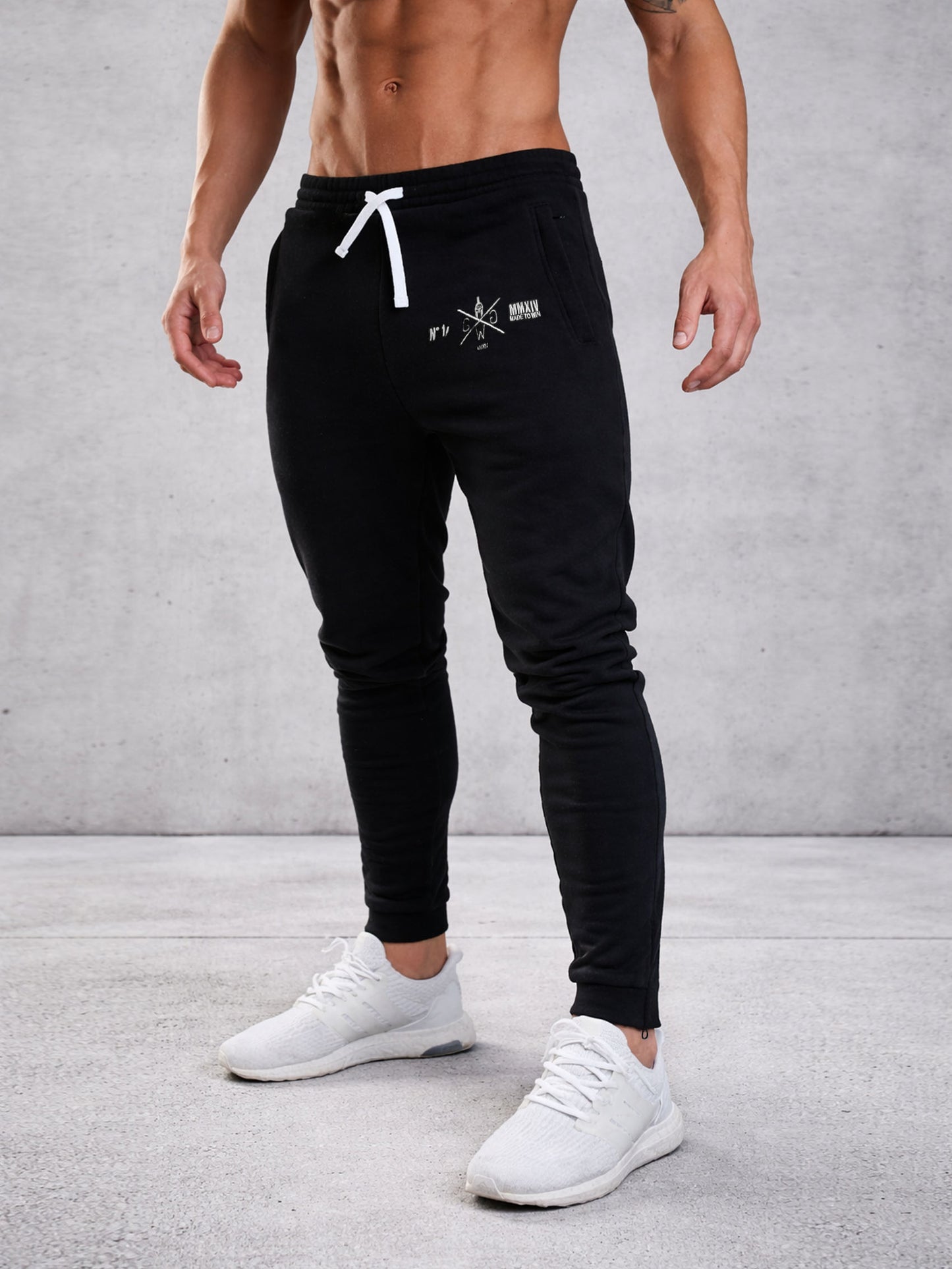 Gym Generation Warrior Trainingshose Herren schwarz – 3/4-Ansicht getragen mit Front-Logo