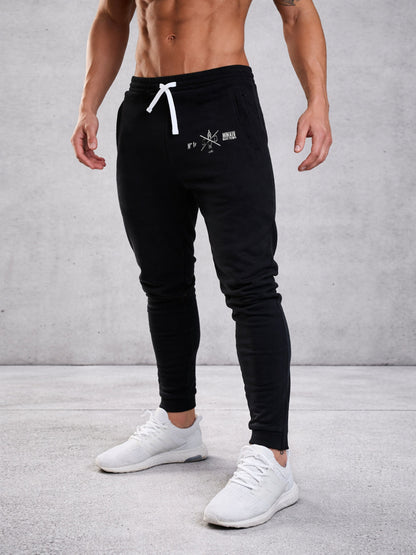 Gym Generation Warrior Trainingshose Herren schwarz – 3/4-Ansicht getragen mit Front-Logo