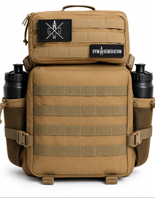 Gym Rucksack Adventurer in Sahara Beige 45 Liter, Frontansicht mit klassischem aufgenähtem MOLLE-Gurtband und zwei Flaschenhaltern